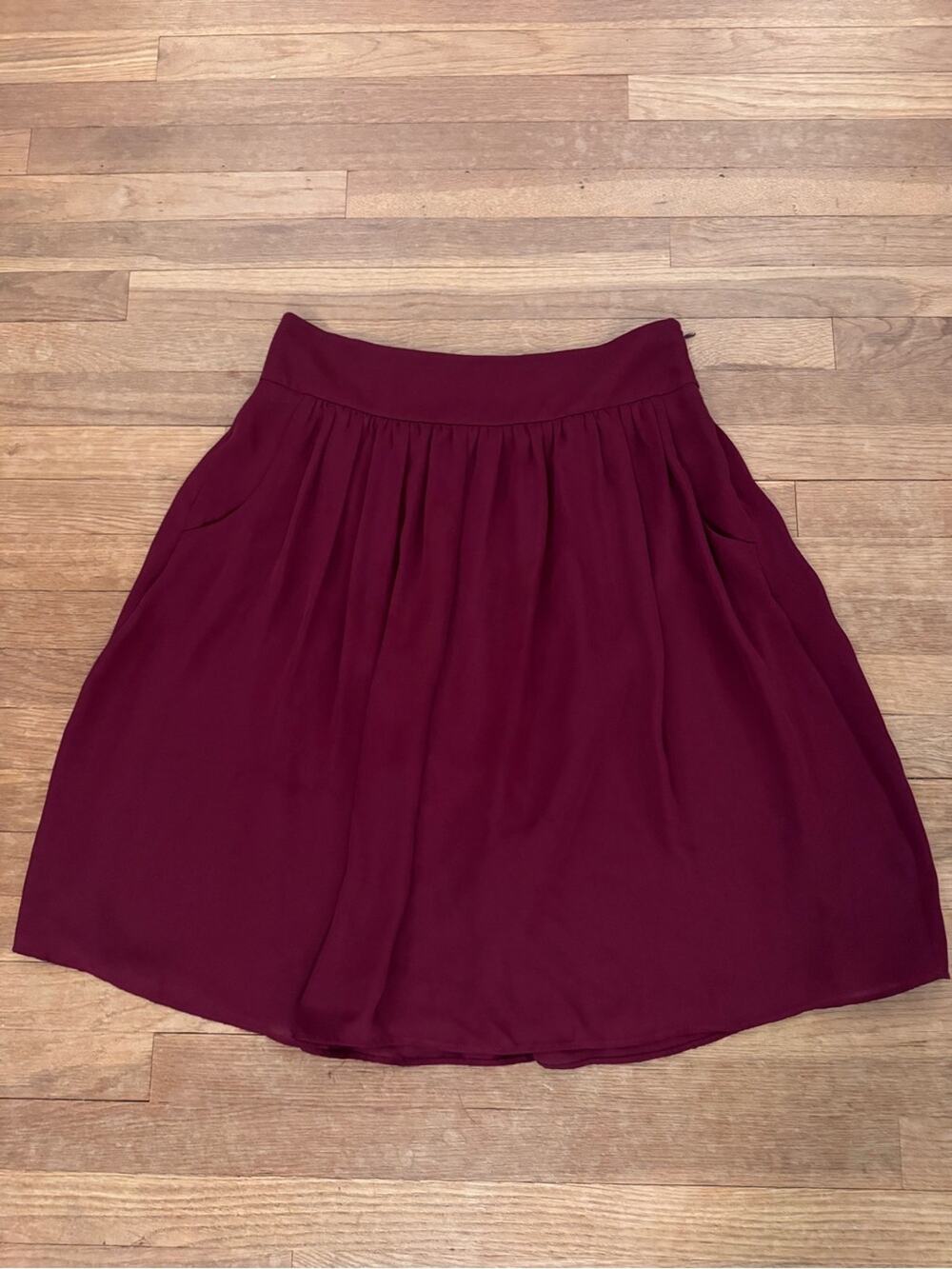 Ann Taylor Women's Burgundy Knee Length Pleated Flare Skirt - Size 10
b62